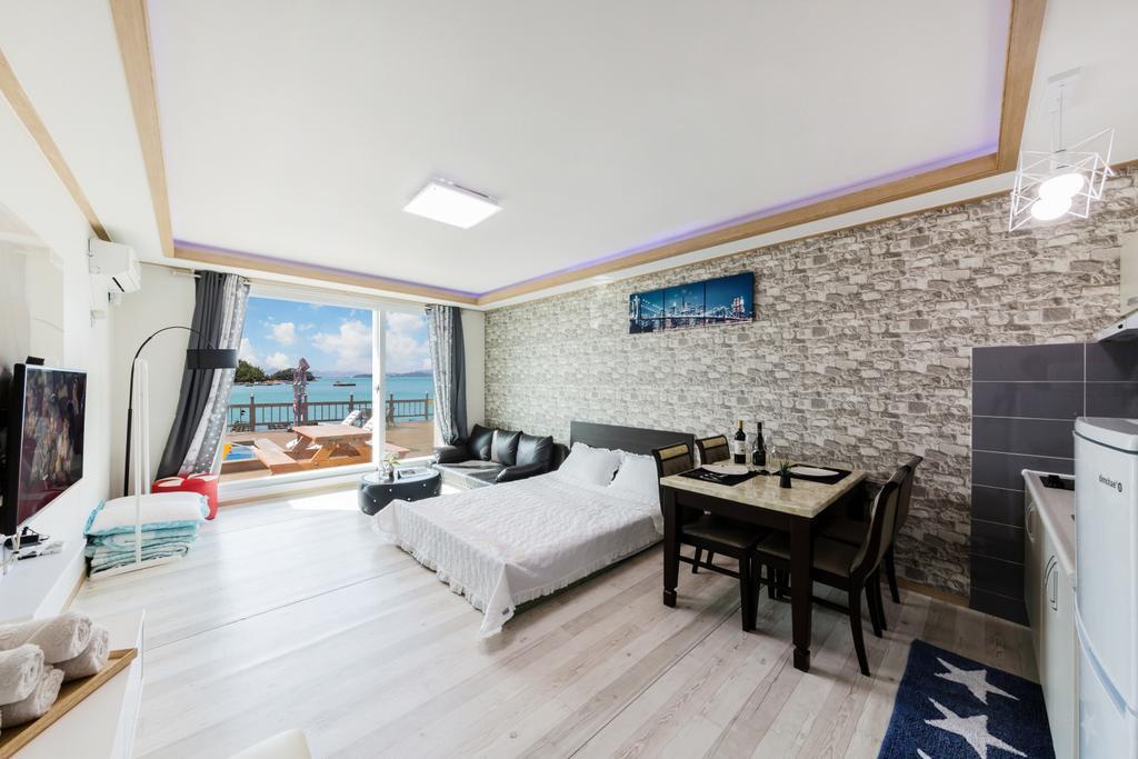 Dolsanmaru Pension Yeosu Ngoại thất bức ảnh